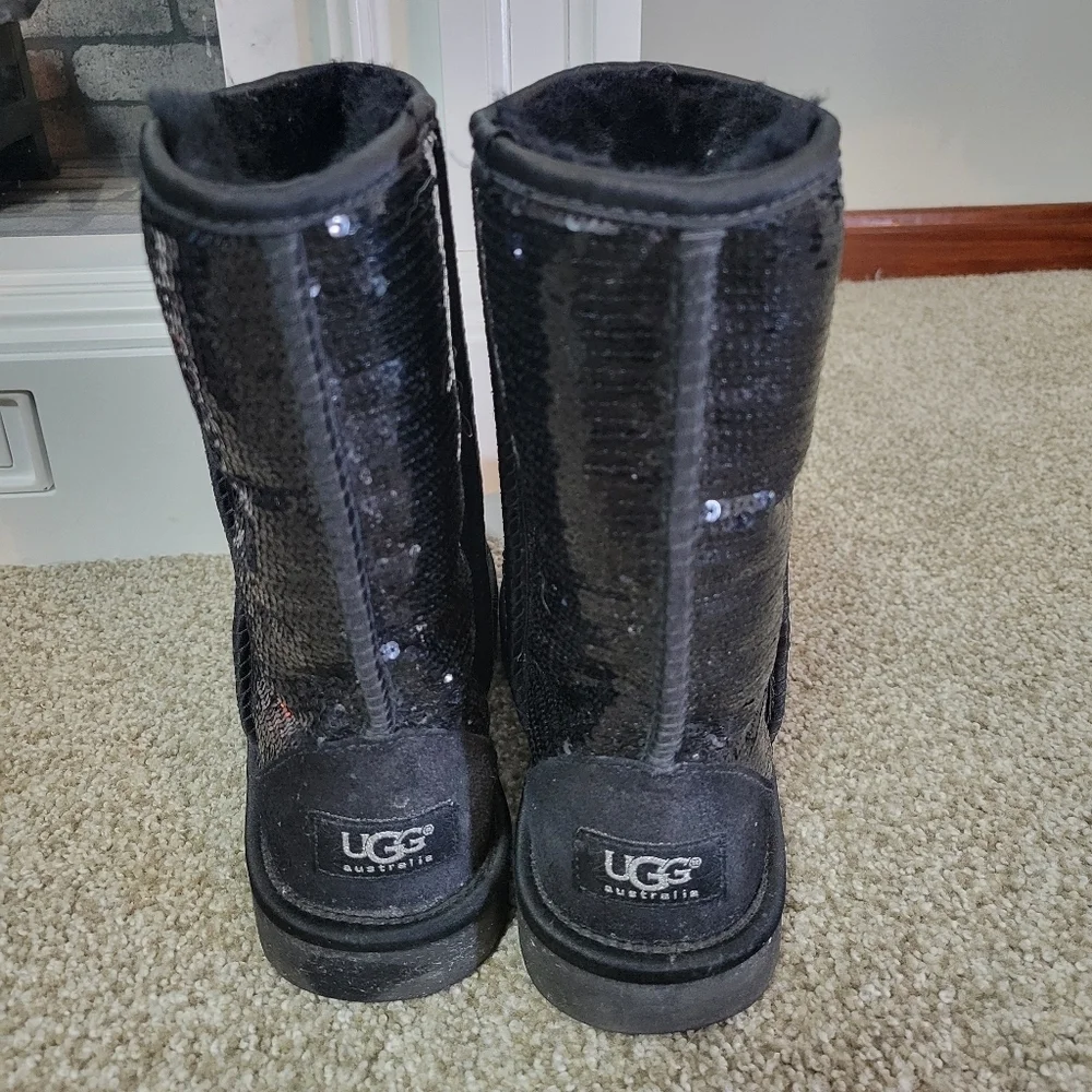 UGG stylish black